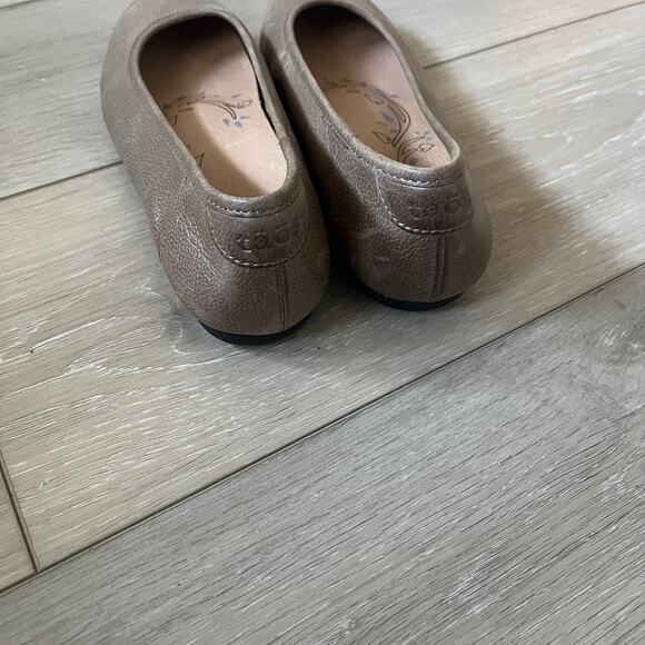 Taos 'Rascal' Women's 6 Round Toe Comfort Flat Pewter Tan Orthotic Walking Shoe - Picture 3 of 7